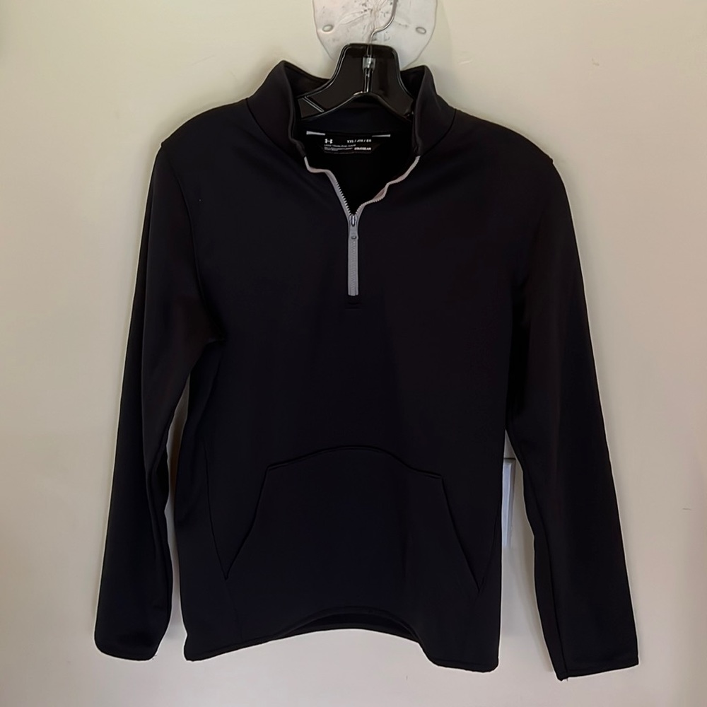 Under Armour Boys Armourfleece 1/4 zip pullover. In black size youth XL